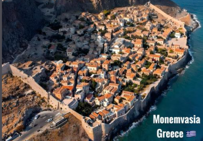 Η Κρυμμένη Πόλη της Μονεμβασιάς  συνδέεται με την υπόλοιπη ηπειρωτική χώρα με ένα tombolo